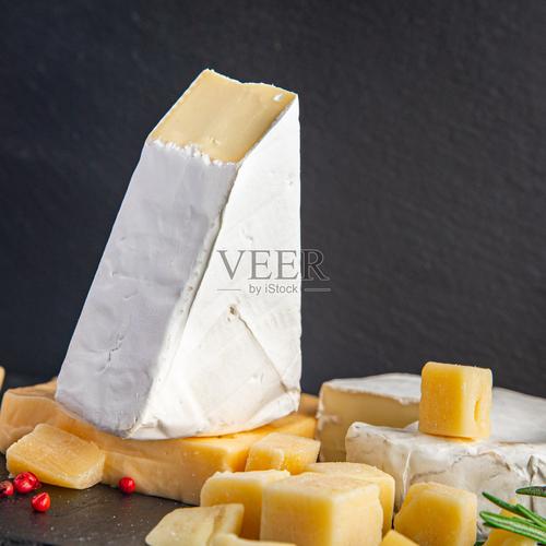 餐桌上的空間敘事 帕爾馬干酪小吃的質(zhì)樸復(fù)刻